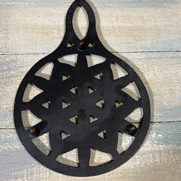 Vintage EMIG Cast Iron Trivet - Picture 3 of 4